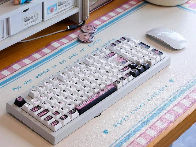 Q98 Chibi Haruka keyboard on a pink and blue desk mat beside two matching character badges